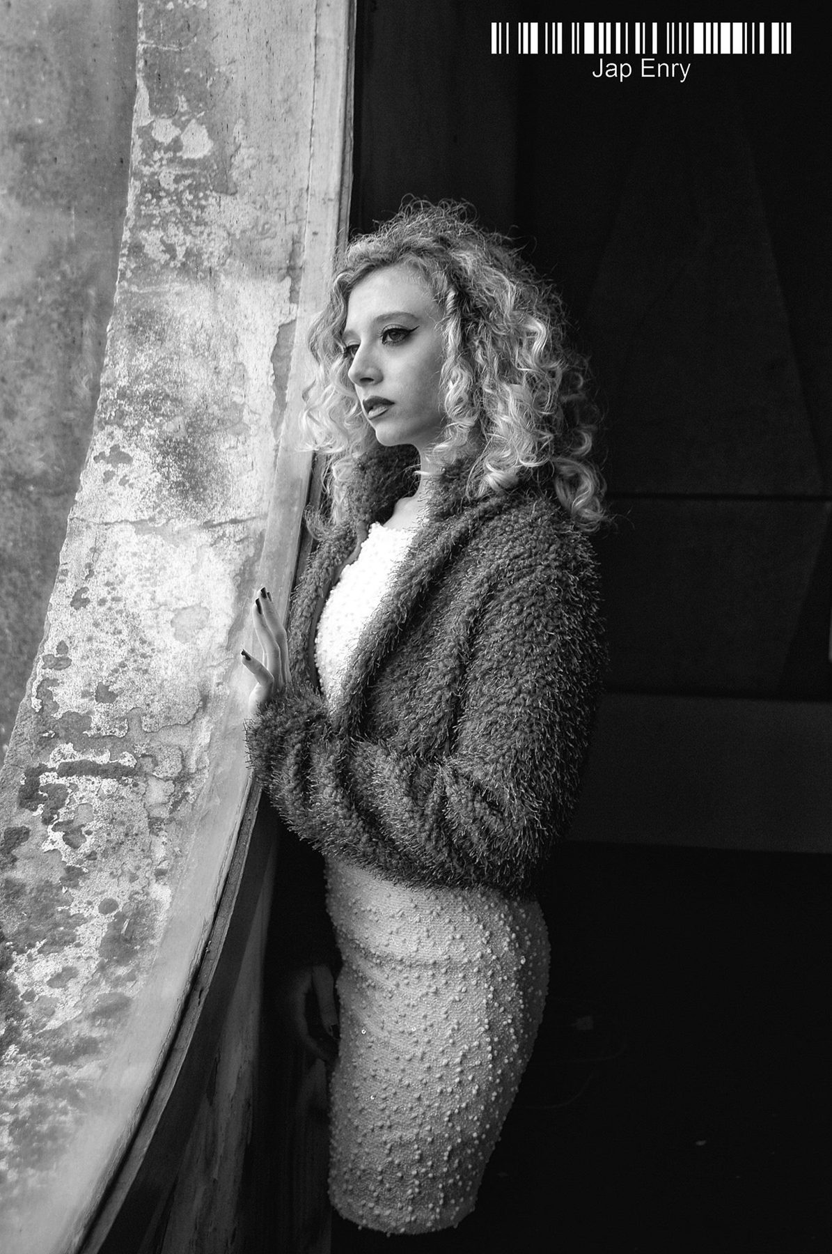 Ritratto in bianco e nero alla finestra