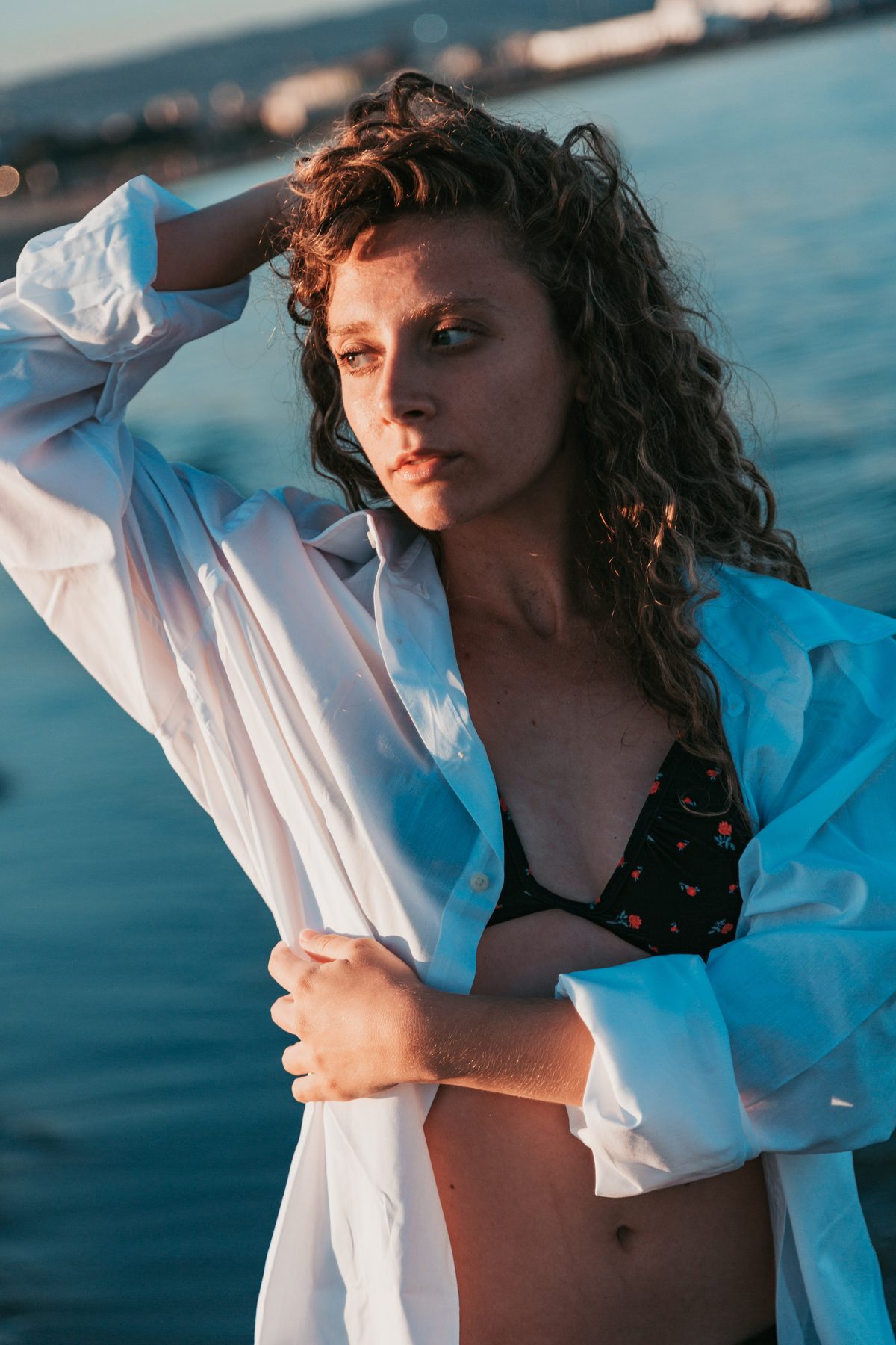 Camicia bianca al mare, golden hour
