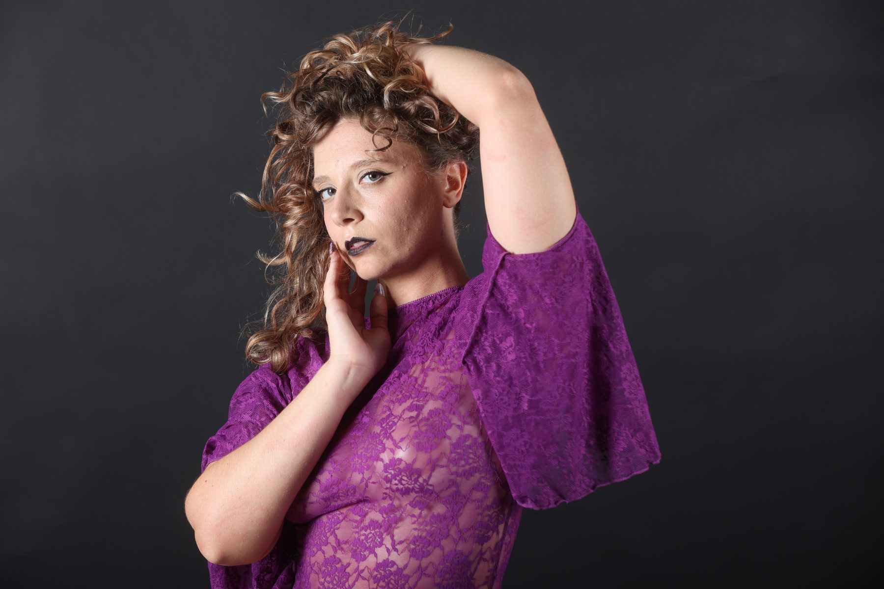 Ritratto in pizzo viola